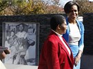Michelle Obamová s Antoinette Sitholeovou v Památníku Hectora Pietersona. Sitholeová je sestra zasteleného chlapce na fotografii (22. ervna 2011)