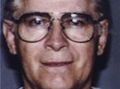 James "Whitey" Bulger jak vypadal v roce 1994 a mohl by vypadat s knírkem, jak ho zveejnila FBI ve snaze jednoho z nejhledanjích zloinc dopadnout