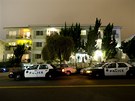 Policie a FBI ped domem v Santa Monice, kde byl zaten James Bulger (22. ervna 2011)