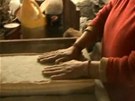 Maria Irma Mansillaová vyrábí cihlu ze sopeného popela