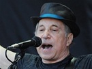 Paul Simon pi vystoupení na festivalu Glastonbury 2011