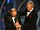 Skladatel Ennio Morricone pebírá z rukou Clinta Eastwooda estného Oscara...