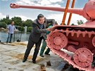 Ministr obrany Alexandr Vondra pi nakládání rového tanku na ponton. (20....