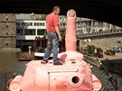 Pevoz rového tanku na plovacím pontonu. (20. ervna 2011)