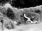 Trénink t�ídy 250 ccm (rok 1980). V zatá�ce u lomu si "ustlal" Francouz Thierry