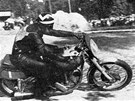 Antonín Vitvar p�i historicky prvních motocyklových závodech v roce 1950