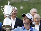 JSI OPRAVDU MJ? Severoirský golfista Rory McIlroy si zálibn prohlíí trofej pro vítze US Open. Získal ji impozantním zpsobem s náskokem osmi ran na druhého v poadí.