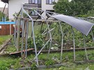 JAKO PEÍKO. Tornádem zniený skleník na zahrad ve Starých ivicích (21. ervna 2011)