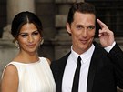 Pehlídka pánské módy v Milán  herec Matthew McConaughey s Camilou Alvesovou