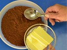 Kakaové suenky rozmixujte a pidejte k ní rozeháté máslo.