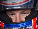 SOUSTEDNÝ VÝRAZ. Britský pilot Jenson Button ve slubách stáje McLaren se