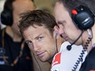 V BOXECH. Britský pilot Jenson Button z týmu McLaren v prbhu tréninkových