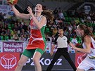 eské basketbalistky sledují stelející Blorusku Verjomenkovou.