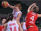 Ruská basketbalistka Irina Osipovová (u míe) ní nad eskou obranou v podání