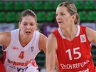 eská basketbalistka Eva Víteková (vpravo) uniká Olze Artinové z Ruska