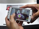 3D mobil Sharp Aquos z nabídky operátora NTT DoCoMo na veletrhu CommunicAsia v Singapuru