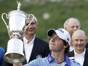 JSI OPRAVDU MJ? Severoirsk golfista Rory McIlroy si zlibn prohl trofej pro vtze US Open. Zskal ji impozantnm zpsobem s nskokem osmi ran na druhho v poad.