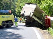 V serpentinch u Beova nad Teplou havaroval kamion. Pevrtil se a zstal