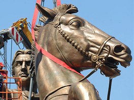 Socha "bojovnka na koni", kterou Makedonci vztyili na hlavnm nmst ve Skopje. (21. ervna 2011)