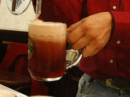 Červené Svatojánské pivo z Velkého Března má podle pivovarníků víc antioxidantů než červené víno. Rychle se ale kazí.