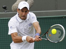 BEKHEND. Srb Novak Djokovi pi tvrtfinle Wimbledonu trefil mek ideln.