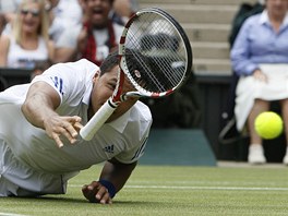 JAKO BECKER. Francouz Jo-Wilfried Tsonga skoil ve tvrtfinle Wimbledonu po