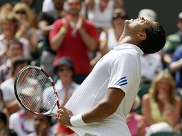 AJ! Francouz Jo-Wilfried Tsonga udlal pi tvrtfinle Wimbledonu chybu.