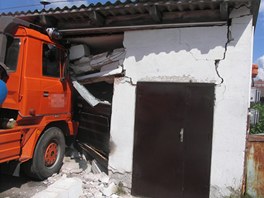 V Mrákotíně na Jihlavsku probourala špatně zabrzděná Tatra zeď skladu.