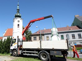 V Pelhimov maj jednu z dvaaticeti obch achovch figurek, kter jsou