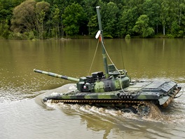 Brodn tanku pod vodou.