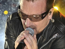 Glastonbury 2011 - Bono při vystoupení U2