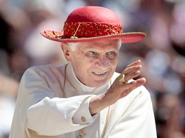 Papež Benedikt XVI. na Náměstí svatého Petra ve Vatikánu. (15. června 2011)