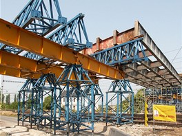 Zasouvaná mostní konstrukce nad tratí nkolik dn ped netstím.