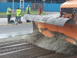 Likvidace vrstvy tuku, kter z pevrcen cisterny vytekl do kiovatky v st