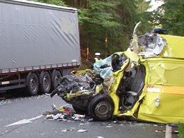 TRAGÉDIE U VAMBERKA. Následky srážky sanitky s kamionem likvidovali záchranáři