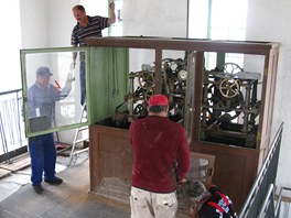 Technici demontuj hodinov stroj prostjovsk radnin ve. Zazen budou