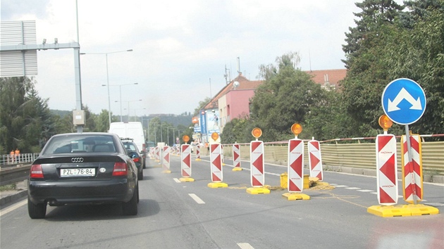 Dopravní omezení na Strakonické ulici. - Strakonická, instalace váhy.