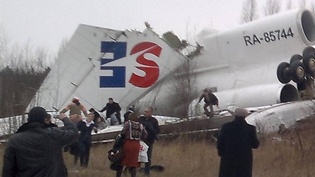 Tupolev Tu-154 letecké spole�nosti Dagestan Airlines nouzov� p�istál na moskevském leti�ti Domod�dovo. (4. prosince 2010)