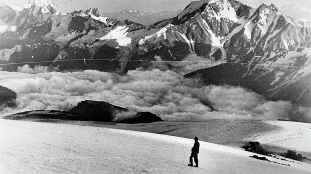 V roce horské jednotky wehrmachtu vztyčily vlajku s hákovým křížem na nejvyšší hoře Evropy Elbrusu, to se už ale nad nacistickým tažením stahovala mračna 