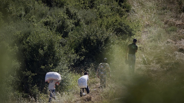 Syrtí uprchlíci pecházejí hranice do Turecka. (21. ervna 2011)