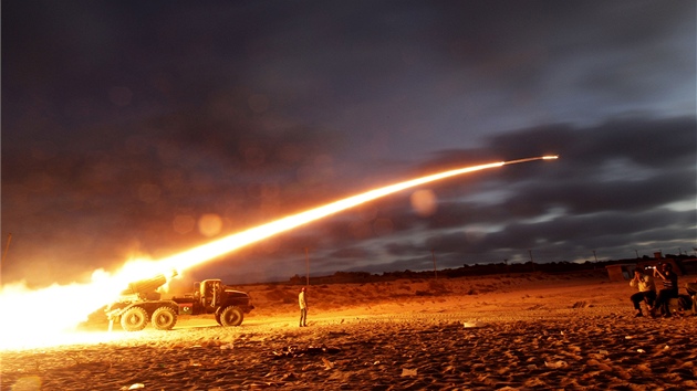 Libyjtí povstalci ostelují pozice Kaddáfího jednotek raketami Grad (20.