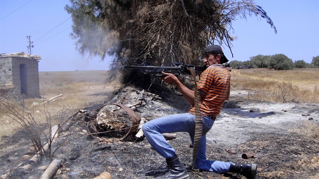 Libyjští povstalci u Misurtáy pálí na pozice Kaddáfího jednotek (20. června