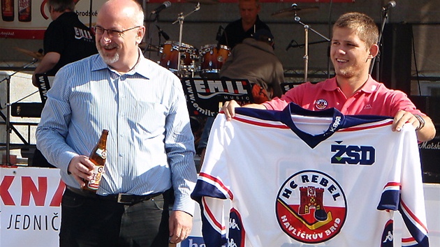 Nový dres havlíkobrodských hokejist slavnostn ktil starosta Havlíkova