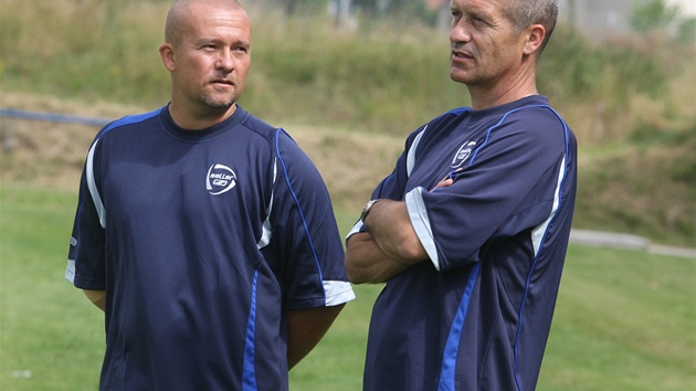 Noví trenéři zlínských fotbalistů Alois Skácel (vpravo) a Jiří Chytrý sledují