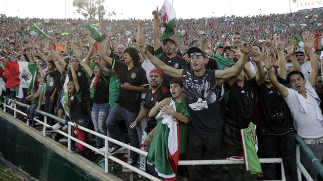 MEXICKÁ VLNA. Fanouci Mexika oslavují na stadionu Rose Bowl v Pasaden triumf