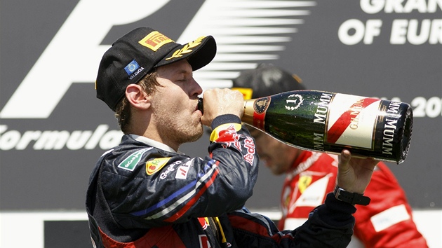 VÍTZNÝ DOUEK. Nmec Sebastian Vettel z Red Bullu si uívá vítzství ve Velké