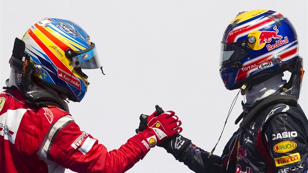 NESTAČILI. Fernando Alonso z týmu Ferrari zdraví po Velké ceně Evropy jezdce