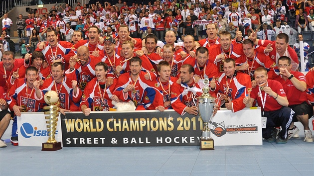 MISTI. etí hokejbalisté vyhráli v Bratislav mistrovství svta.