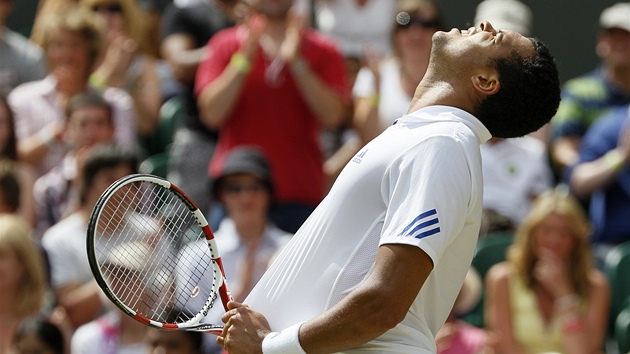 AJ! Francouz Jo-Wilfried Tsonga udlal pi tvrtfinále Wimbledonu chybu.