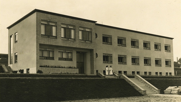 Archivní snímek budovy pro ádové sestry (dnení neurologie) v areálu